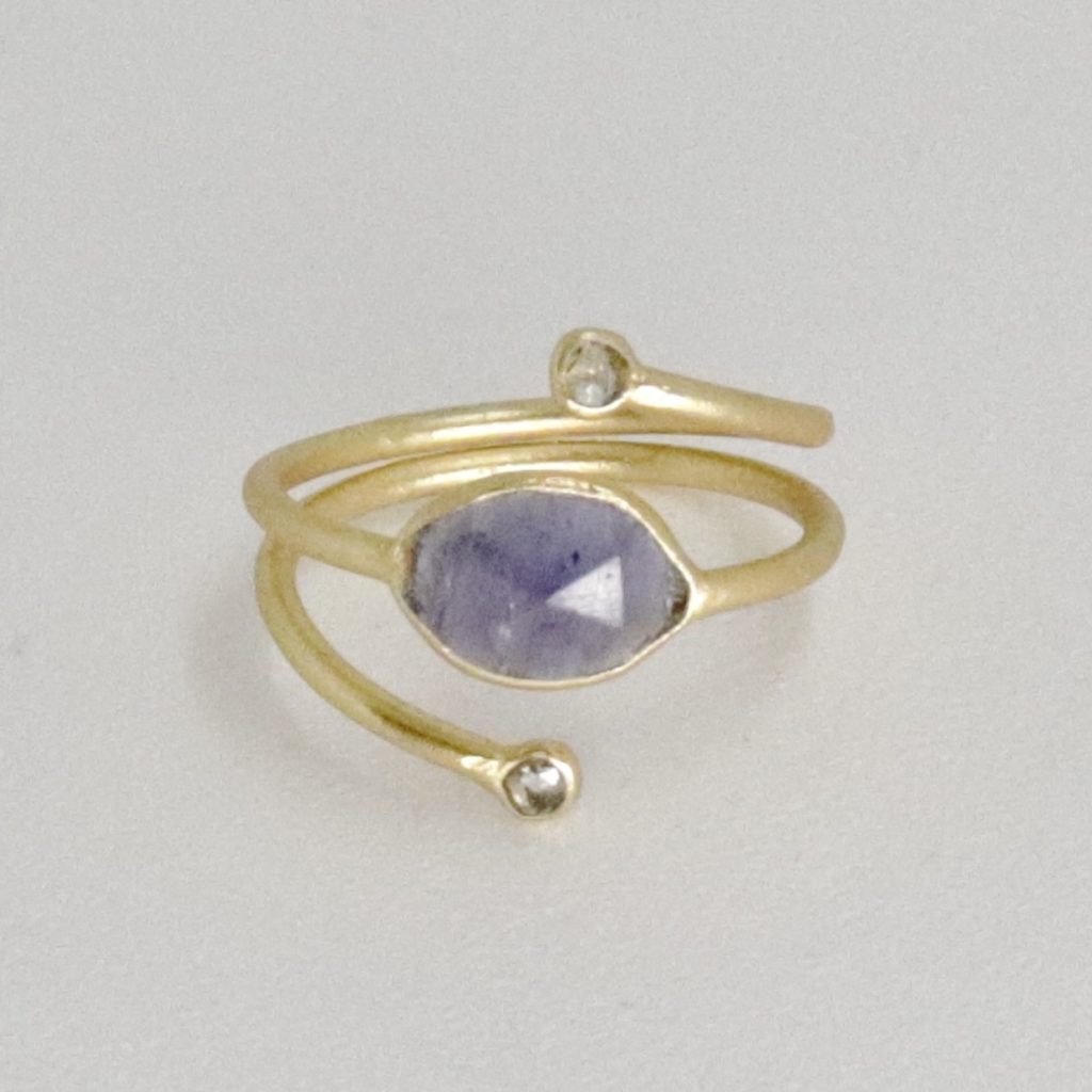 Double Spirale Iolite Ring